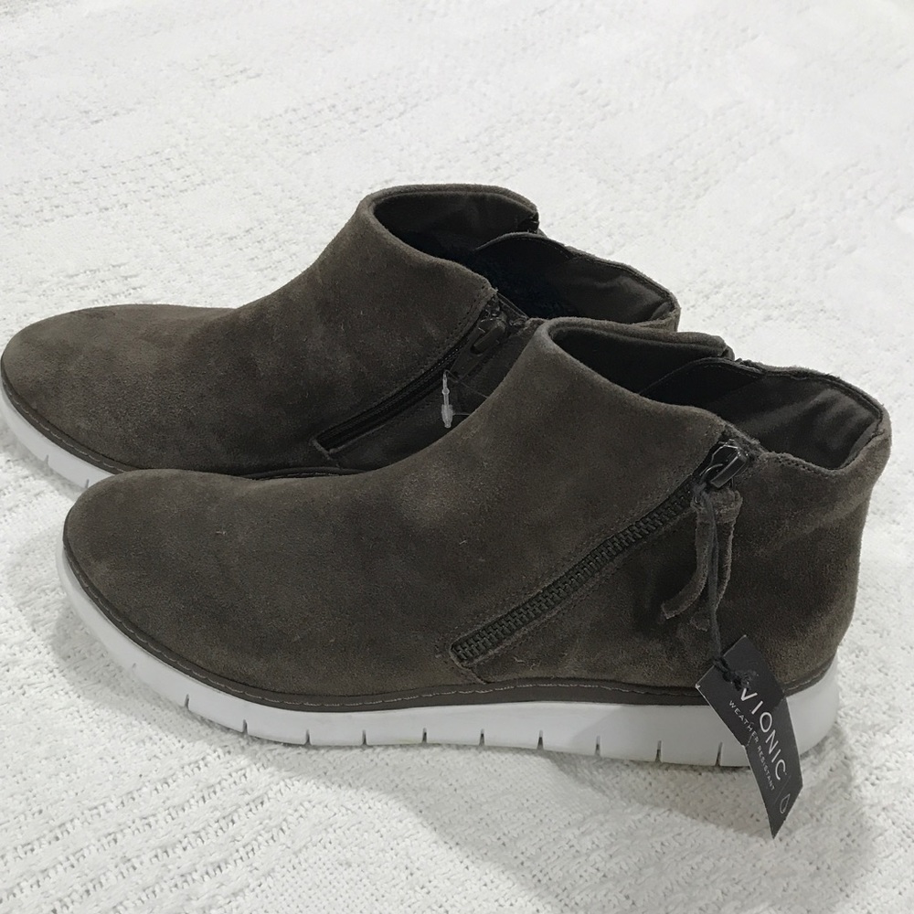 VIONIC Sneakers